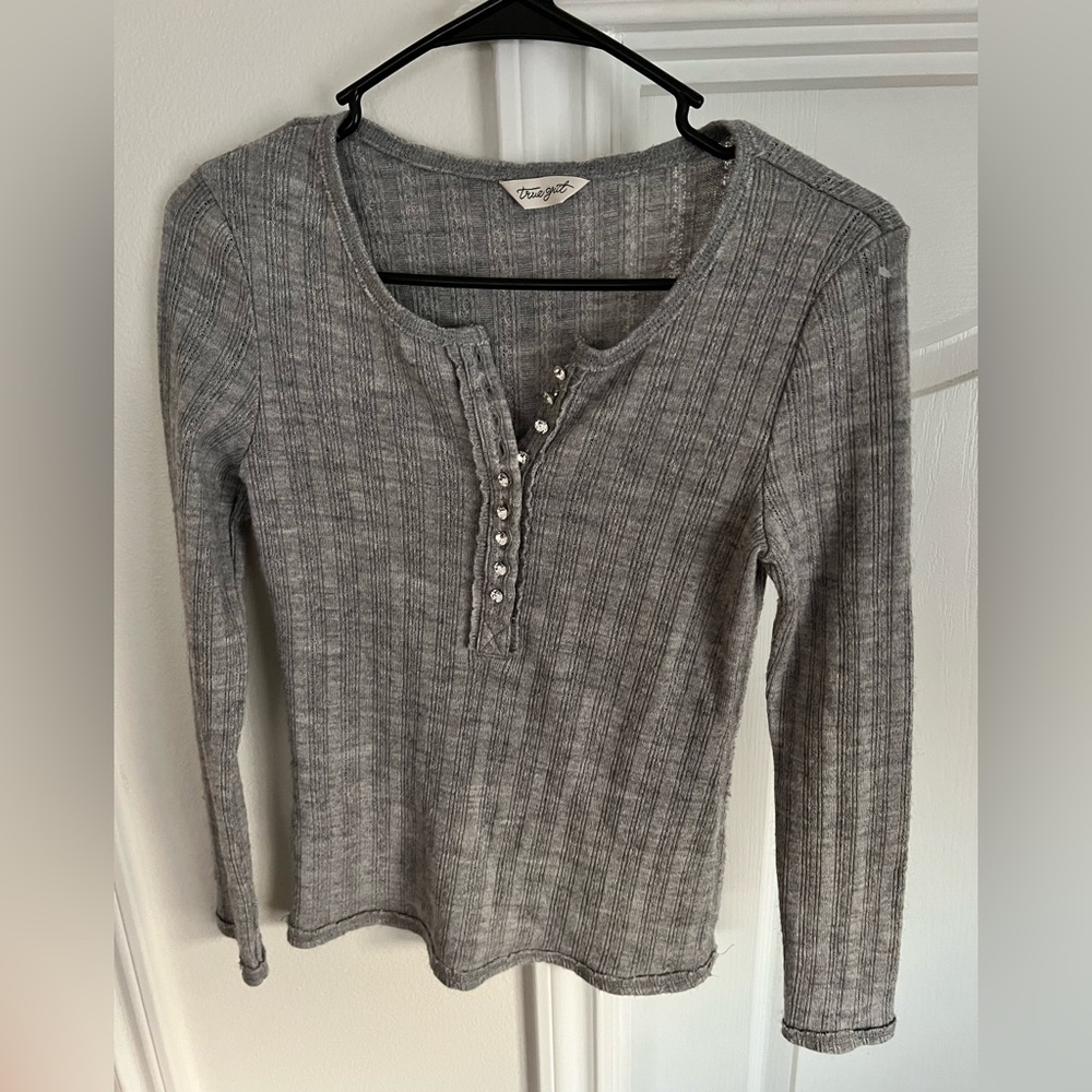 Grey fitted long sleeve with diamond buttons